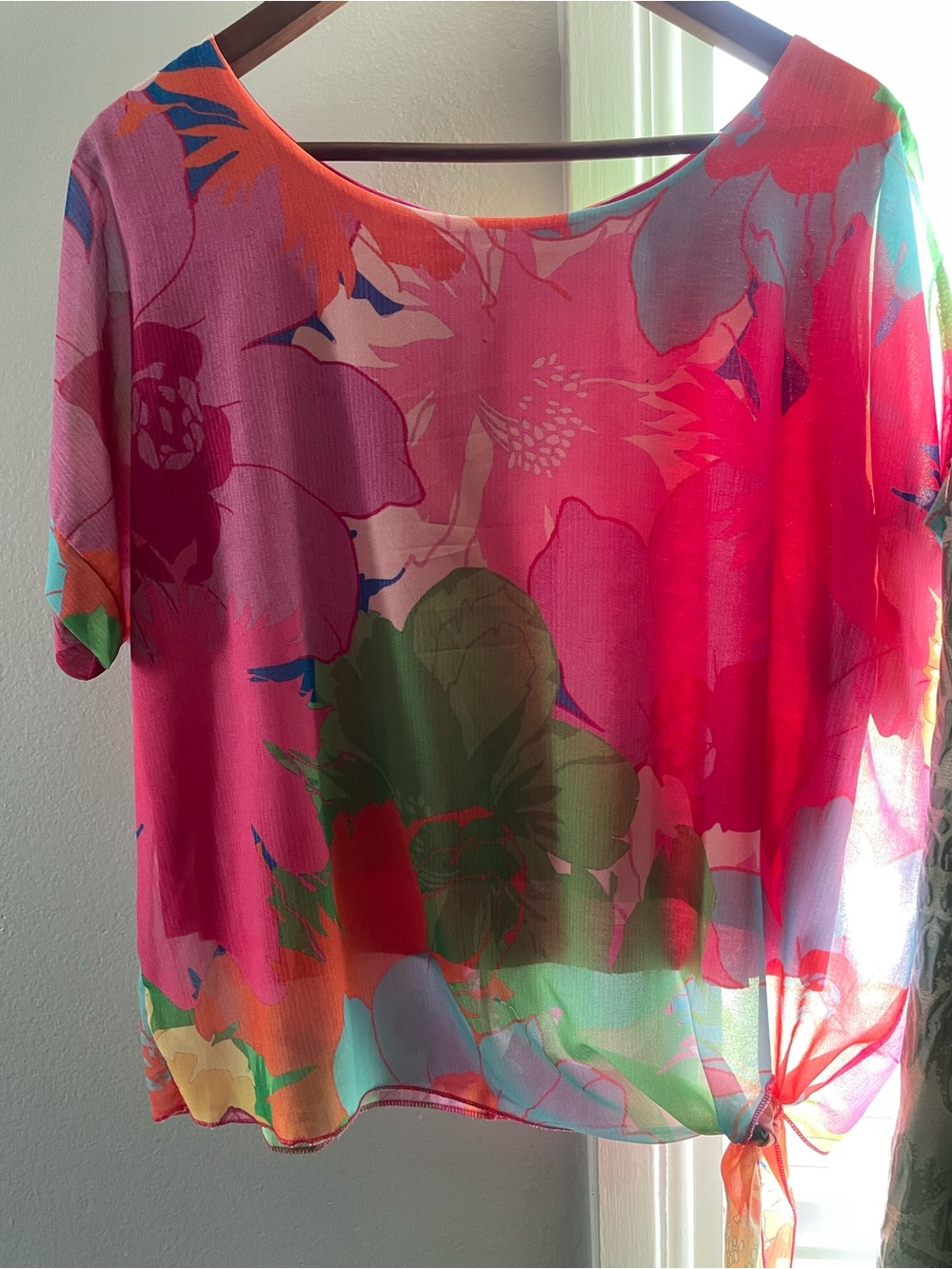 Bright Pink Barbie-esk Floral Tie-Hem Blouse size M-L by Euro brand Vanis